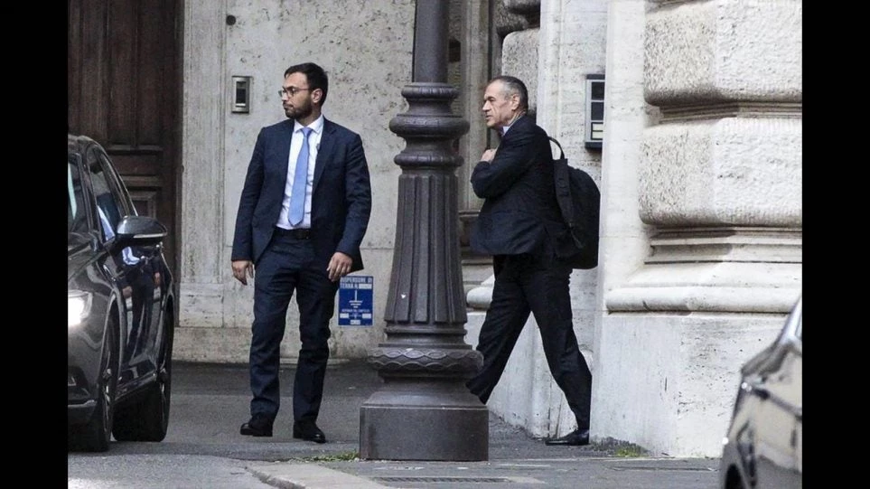 Η Ιταλία σε πρωτοφανή κρίση: Ανακοινώνει κυβέρνηση ο Κοταρέλι ή εκλογές ο Ματαρέλα; – Σήμερα η νέα συνάντηση